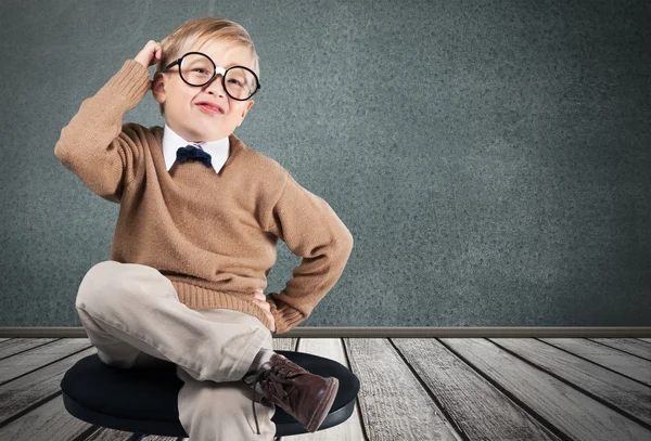 Jonge jongen in glazen denken — Stockfoto