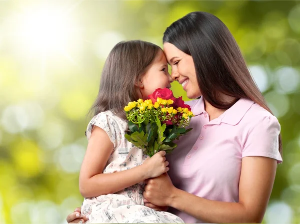 Mãe e filha abraçando — Fotografia de Stock