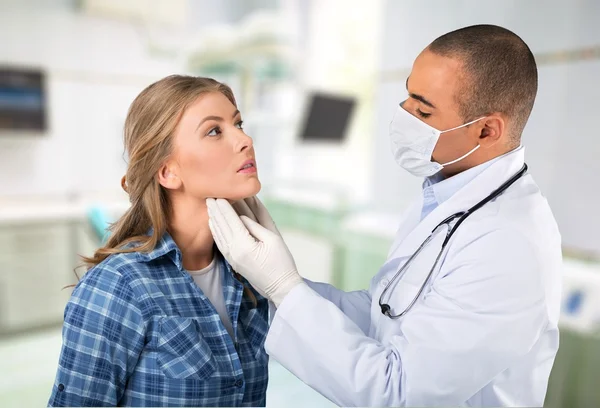 Médico masculino con paciente femenino —  Fotos de Stock