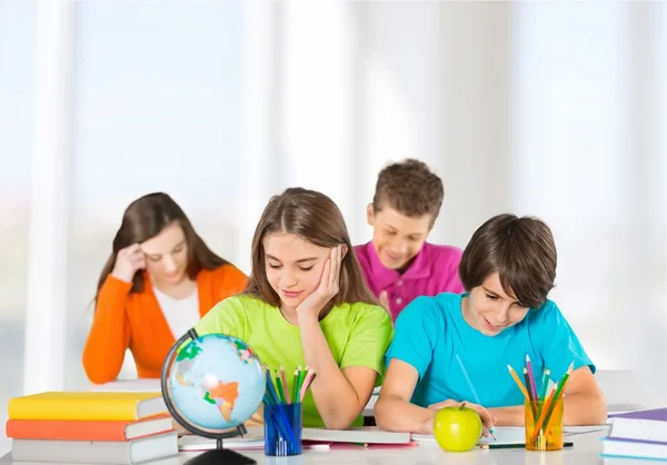 Crianças de escola amigáveis com livros — Fotografia de Stock