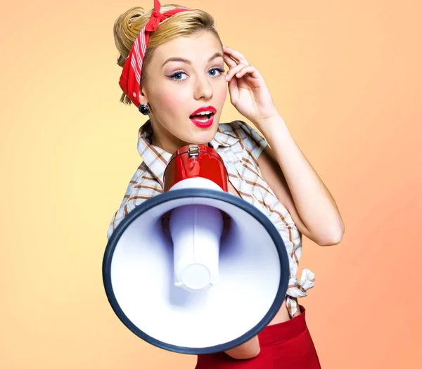 Retrato de mulher segurando megafone — Fotografia de Stock