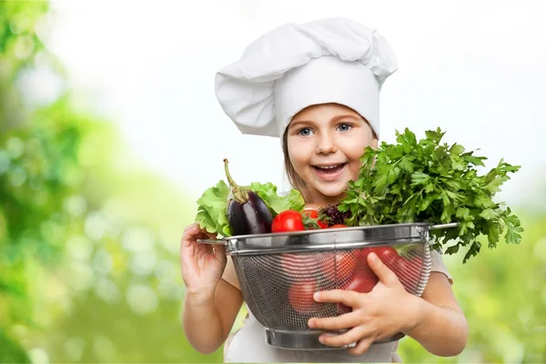 Kleine meisje bedrijf kom met groenten — Stockfoto