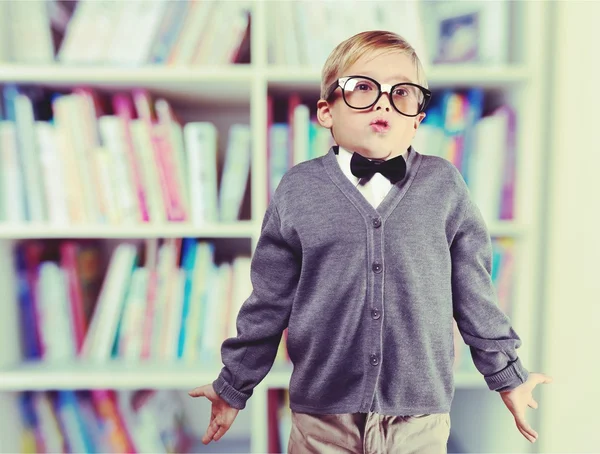 Niño en gafas pensando —  Fotos de Stock