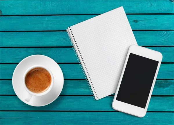 Smartphone con portátil y taza de café — Foto de Stock