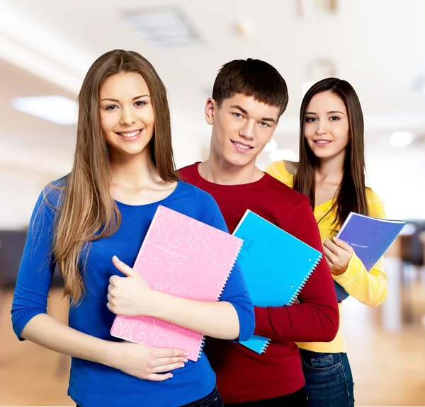 Groep studenten met boeken — Stockfoto