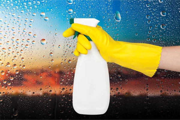 Mano en guante de goma que sostiene la botella del aerosol — Foto de Stock