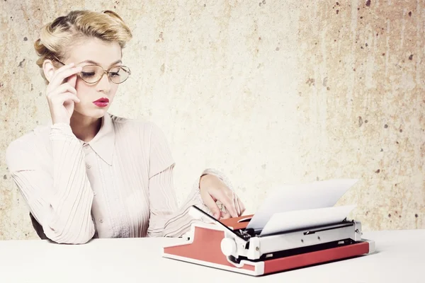 Woman working on vintage typewriter — Stock Photo, Image