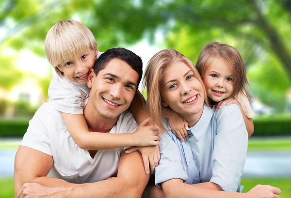 Prachtige familie in park — Stockfoto