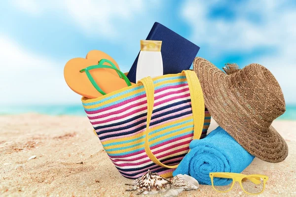 Kleurrijke tas op zomer-strand — Stockfoto