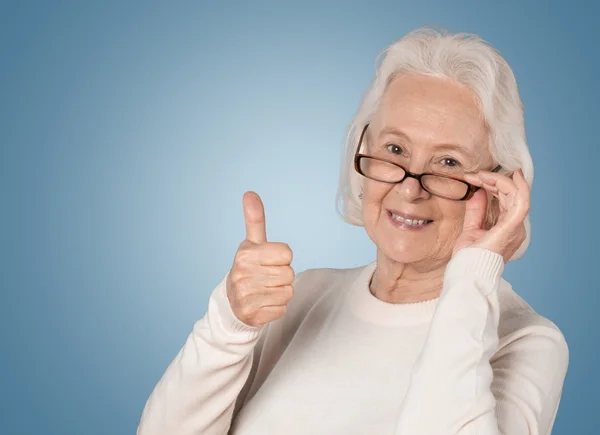 Grijze haren vrouw in glazen — Stockfoto