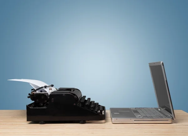 Máquina de escrever à moda antiga com um laptop moderno — Fotografia de Stock