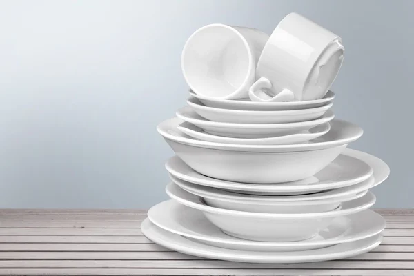 Platos y tazas limpias aisladas —  Fotos de Stock