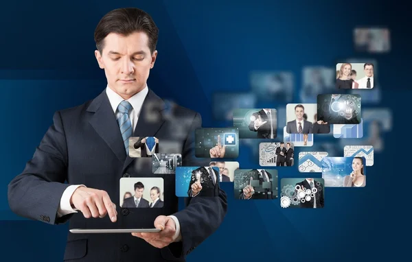 Zakenman met behulp van communiceren met zijn team — Stockfoto