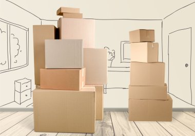  Arka planda bir sürü karton kutu var