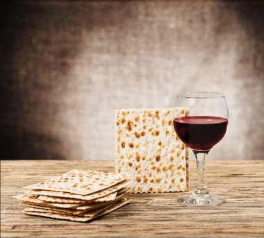 şarap ve matzoh ahşap masa üzerinde