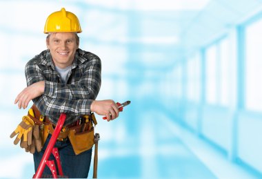 Erkek işçi alet kemeri ile