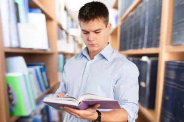 genç adam tutarak kitap 