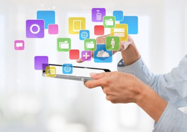 Dijital tablet tutan kadın
