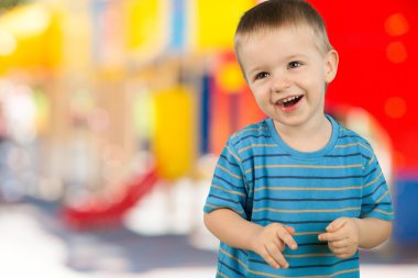 küçük çocuk oyun 