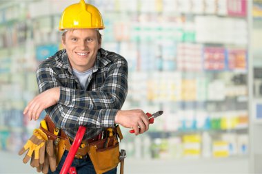 Erkek işçi alet kemeri ile