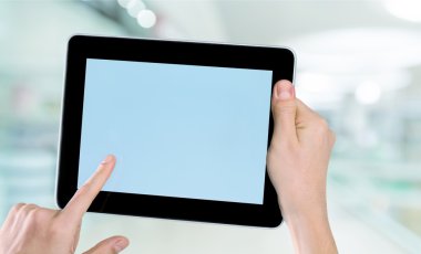 erkek elinde tutan bir tablet pc