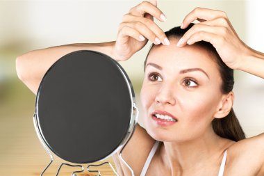 çekici bir kadın yüzüne dokunmak