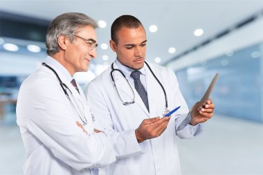 Doktor stetoskop ile 