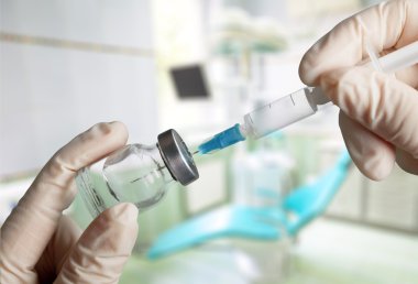 Enjeksiyon şırınga ile insan eli