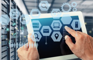 işadamı ve tablet pc ile kutsal kişilerin resmi 