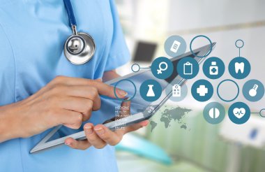 tablet pc ile çalışan doktor