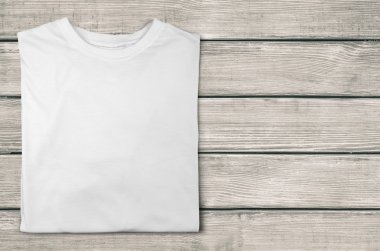 Beyaz tişört izole edildi