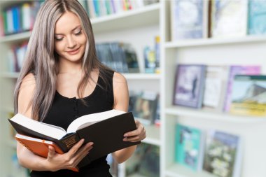 Genç öğrenci kız holding kitap