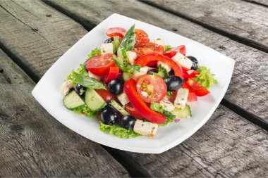 Taze sebzeli Yunan salatası