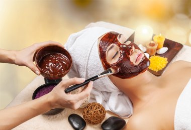 salon spa adlı genç kadın