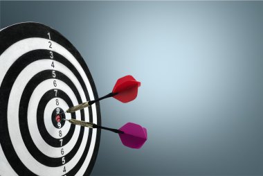 İzole edilmiş okları olan dart tahtası 
