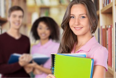 Kitapları olan genç kız öğrenci. 