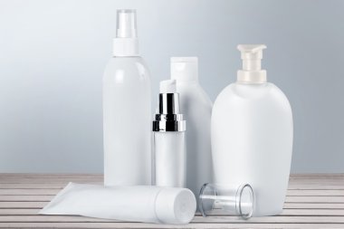 Kozmetik kapları izole