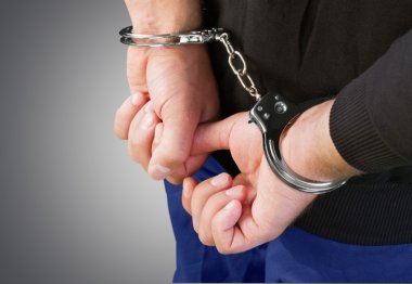 Adam arkadan kelepçeli