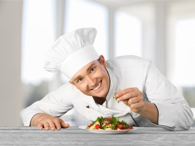  Erkek şef aşçı salatası hazırlama