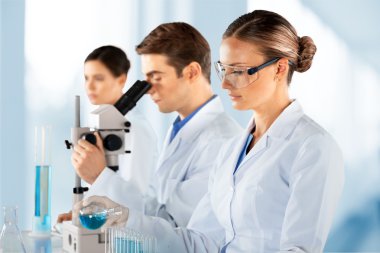  Laboratuvarda çalışan bilim adamları