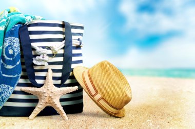 Hasır şapka ve plaj çantası