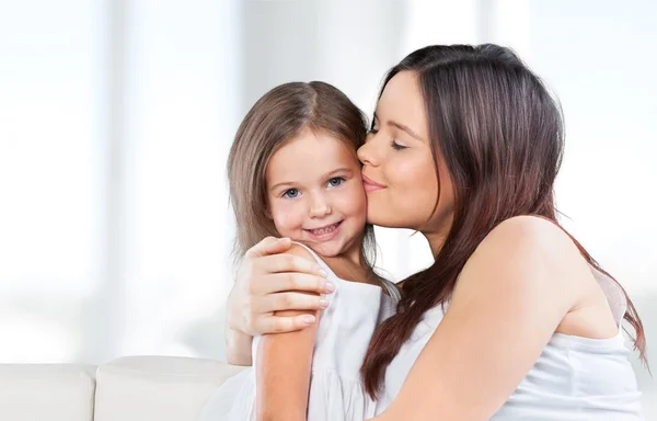 Moeder en dochter knuffelen — Stockfoto