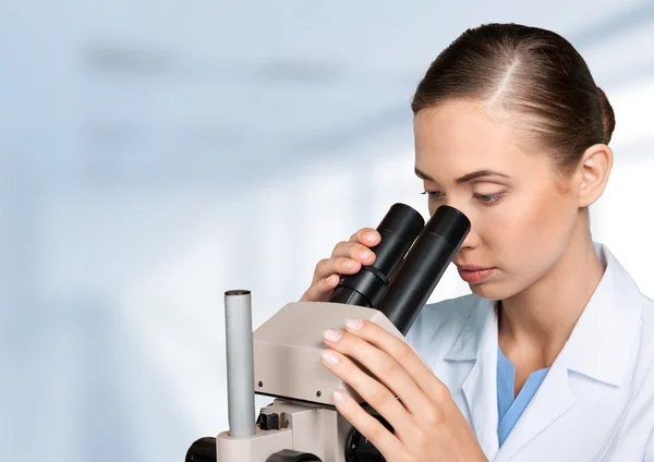 Naukowiec pracujący z mikroskopem — Zdjęcie stockowe