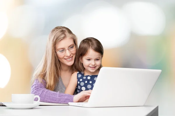 Mère heureuse avec Dauther — Photo