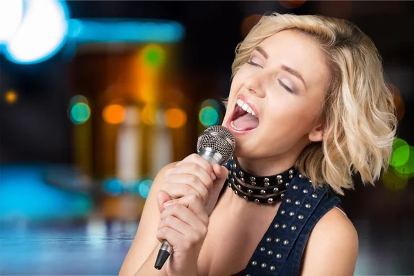 Stijlvolle vrouw zingen karaoke — Stockfoto