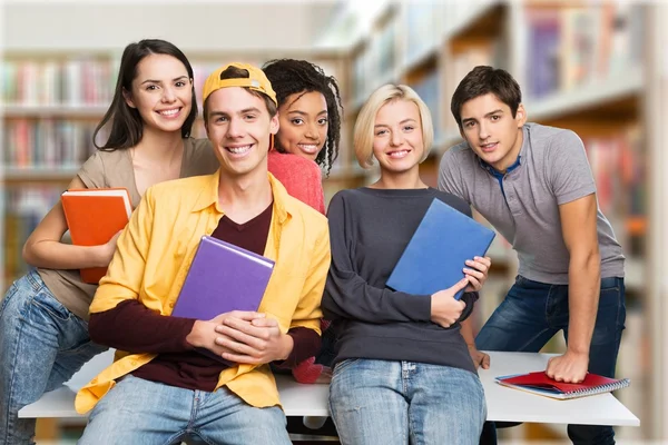 Groep studenten met boeken — Stockfoto