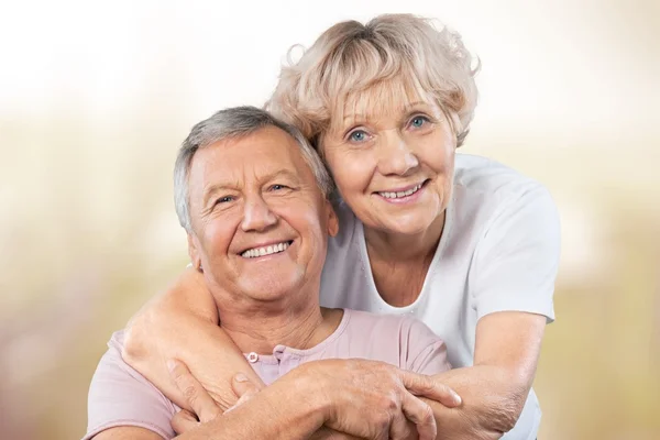 Gelukkige senior paar glimlachen — Stockfoto