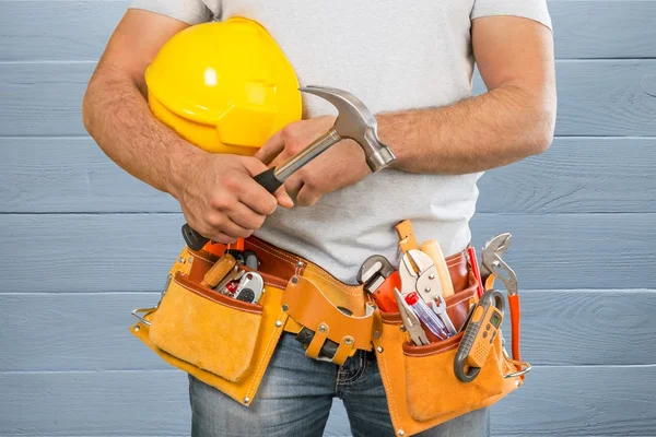 Arbeiter mit einem Werkzeuggurt — Stockfoto
