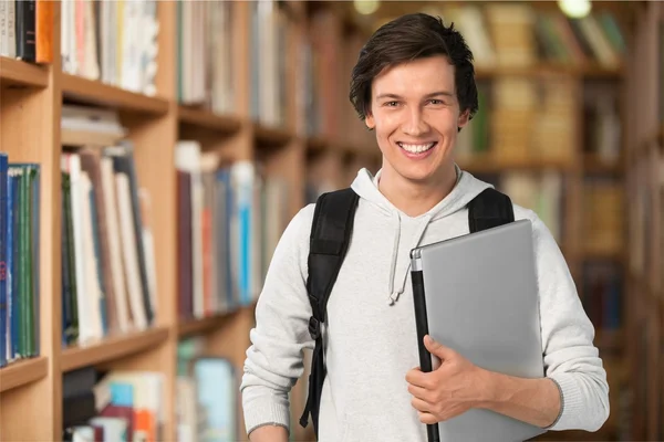 Estudante do sexo masculino com mochila — Fotografia de Stock
