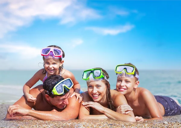 Schöne Familie am Strand — Stockfoto